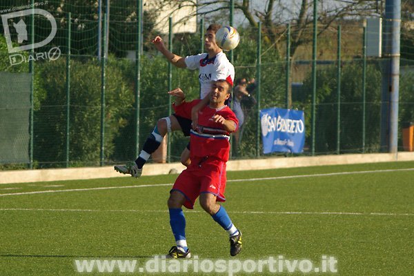 Nicola Lazzaro in contrasto aereo